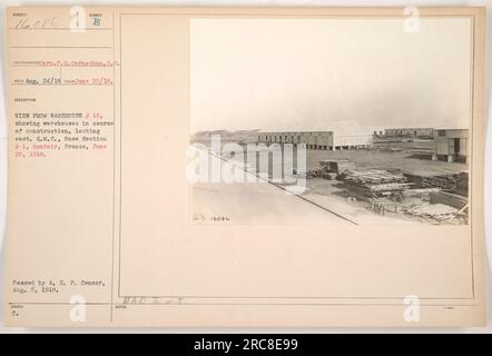 Construction d'entrepôts à Montoir, en France dans le cadre de la Section de base du corps des quartiers maîtres #1 pendant la première Guerre mondiale Prise le 20 juin 1918, cette image montre l'entrepôt #16 vu sous un angle différent. La photographie a été publiée par le Central Military Aeronautics Office et a été approuvée par le censeur des Forces expéditionnaires américaines le 6 août 1918. Banque D'Images