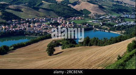 foto panoramica del paese di Mercatale sull'omonimo lago Banque D'Images