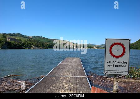 foto panoramica del paese di Mercatale sull'omonimo lago Banque D'Images