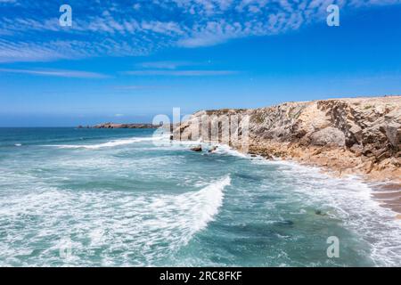 Paysage marin, côte océanique rocheuse, côte de France près de Quiberon. Banque D'Images