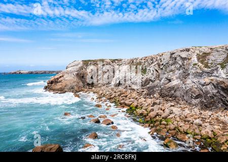 Paysage marin, côte océanique rocheuse, côte de France près de Quiberon. Banque D'Images