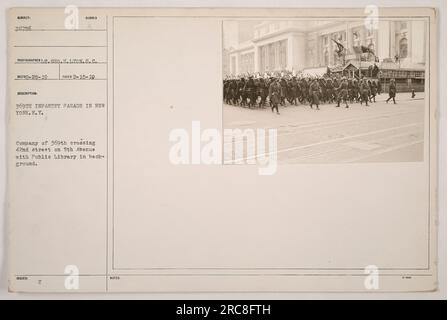 Le défilé du 369th Infantry à New York, avec la bibliothèque publique en arrière-plan. La photo a été prise le 15 février 1919 par le photographe Geo.H. Lyon. Banque D'Images