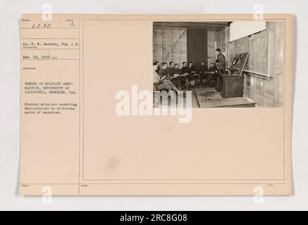 Étudiants aviateurs à l'École d'aéronautique militaire de l'Université de Californie, Berkeley, recevant un enseignement sur différentes parties des magnétos. Photo prise par Lt. E.N. Jackson du signal corps le 19 mars 1918. Banque D'Images