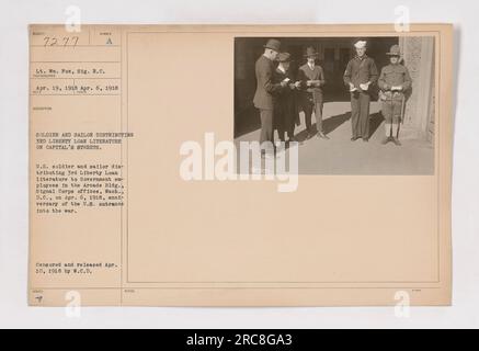 Soldats et marins distribuant la littérature du 3rd Liberty Loan aux employés du gouvernement dans l'Arcade Building, signal corps bureaux, Washington, DC le 6 avril 1918, l'anniversaire de l'entrée des États-Unis dans la guerre. Cette photo, identifiée comme 111-SC-7277, a été prise par le lieutenant Wm. Fox et publié le 10 avril 1918 par W.C.D. Il fait partie de la collection de photographies des activités militaires américaines pendant la première Guerre mondiale. Banque D'Images