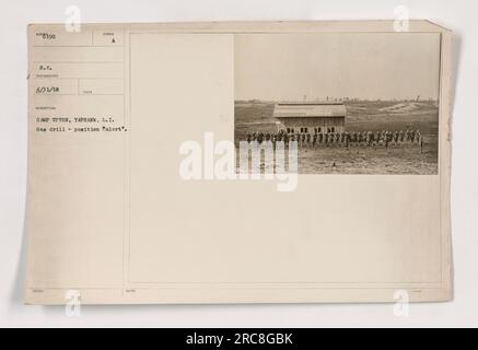 Des soldats du Camp Upton, long Island, participent à un exercice avec masque à gaz pendant la première Guerre mondiale. La photographie, prise le 5/11/18, montre des soldats portant des masques à gaz en position d'alerte. Cet exercice de formation préparait les soldats à de potentielles attaques au gaz sur le champ de bataille. Banque D'Images