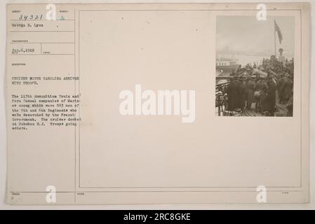 Légende : « une vue du croiseur de Caroline du Nord accosté à Hoboken, New Jersey, en janvier 1919, alors que les troupes du 113th Ammunition train et quatre compagnies occasionnelles de Marines débarquent. Parmi eux se trouvaient 583 hommes des 5e et 6e régiments décorés par le gouvernement français. » Banque D'Images