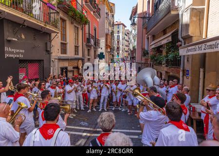 Pampelune, Espagne : 09 juillet 2023 : les gens célèbrent le festival de San Fermin dans des vêtements traditionnels blancs et rouges avec cravate rouge, Pampelune, Navarra, Espagne. Banque D'Images