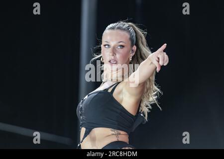 Danseur se produit pendant le concert de Maluma du Festival 'Fiesta' le 12 juillet 2023 sur scène de 'Rock in Roma' à Ippodromo delle Capannelle à Rome, Italie Banque D'Images