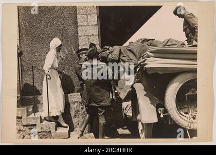 Soldats marchant en formation lors d'un défilé militaire sur une place de la ville. Les soldats portent des uniformes et portent des fusils sur leurs épaules. Des foules de spectateurs peuvent être vues bordant les rues, observant la démonstration de la force militaire. Banque D'Images