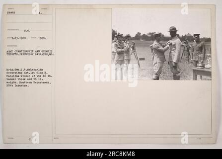 Brig. Général J.R. McLaughlin décorant le Sgt. 1st Class E. Carolina en tant que vainqueur du lancer de marteau de 16 lb et du poids de 56 lb au championnat de l'armée et aux essais olympiques tenus à Jefferson Barracks, Mo. La cérémonie a lieu en 1920 et le sergent de 1e classe E. Carolina représente le département du Sud, 25e infanterie. Banque D'Images