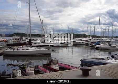 Divers navires amarrés dans le port d'Aker Brygge, Oslo, Norvège Banque D'Images