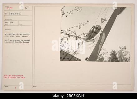 Avion endommagé par un atterrissage forcé à Hewitt, Texas. Cette photo a été prise à l'Air Service Flying School à Rich Field, Waco, Texas. Il n'est pas destiné à la publication et est destiné à un usage officiel uniquement. Photo numéro 29 733 de décembre 1918.' Banque D'Images