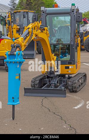 Accessoire de mini-machine de marteau hydraulique sur le chantier de construction Banque D'Images