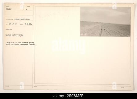 Un convoi motorisé traverse le Grand désert américain pendant la première Guerre mondiale. Le convoi se compose de plusieurs véhicules et est capturé dans une photo longue prise le 1 août 1919. L'image donne un aperçu des méthodes de transport employées pendant cette période. Banque D'Images