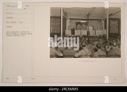 Mécaniciens automobiles assistant à une conférence sur les problèmes moteurs à la Saunders Trade School à Yonkers, NY. Cette photographie a été prise pendant la première Guerre mondiale pour un usage officiel, avec le numéro de description attribué comme au AUTO MECHANICS, CONFÉRENCE SUR LES PROBLÈMES DE MOTEUR. Banque D'Images