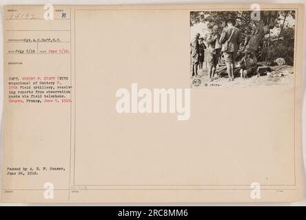 Capitaine Robert F. Hyatt de la batterie P, 15th Field Artillery, recevant des rapports des postes d'observation par téléphone à Coupru, France, le 5 juin 1918. Cette photographie fait partie d'une collection prise par le sergent A. C. Duff le 6 juillet 1918 et émise par l'A.E.F. Censurer le 24 juin 1918. Banque D'Images