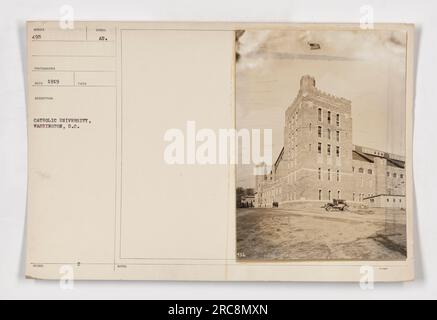 Des soldats se rassemblent à l'Université catholique de Washington, DC en 1919. La photographie, étiquetée WUNDER 495, a été prise lors d'une activité militaire à l'université. Le symbole au signifie l'emplacement, tandis que HOTES 495 indique probablement une référence pour l'image. Le photographe est identifié comme étant Tim Farled. Banque D'Images