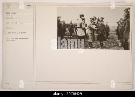 Homme enrôlé du 13e Engrs., chemin de fer recevant une citation pendant la première Guerre mondiale. Le numéro de citation est 47243 et il est lié au corps du génie. La photographie a été prise le 11 avril 1919 et se trouve dans les archives du RECO. Le numéro de description est eu 13TH ENORS., RAILWAY. Les notes d'accompagnement mentionnent le montant de 421431 000 $, mais ne fournissent aucun autre contexte. Banque D'Images