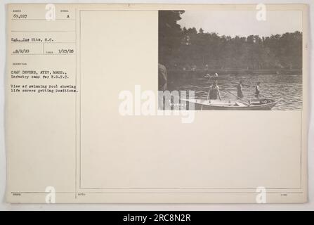 Les soldats du Camp Devens à Ayer, Massachusetts se préparent à leur formation ROTC en pratiquant des techniques de sauvetage à la piscine. La photo numéro 69 027 est intitulée 'Hits, s.c. REB/2/20,' publiée le 7/23/20. Les soldats sont vus entrer dans des positions sous la supervision de sauveurs de vie. Note : 9069027.» Banque D'Images