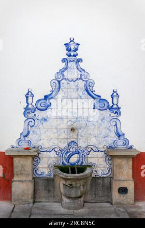 Fontaine avec carreaux de céramique portugais bleu (azulejos) dans une rue de la vieille ville de Funchal, île de Madère, Portugal Banque D'Images