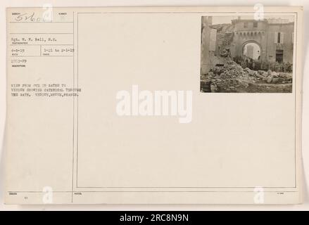 Vue de l'une des portes de Verdun, Meuse, France, montrant la cathédrale à travers la porte. La photographie a été prise par le sergent W. W. Bell, C.S., le 8 avril 1919. Il s'agit de la photographie numéro 51606 de la collection et elle a été émise entre le 21 janvier et le 1 février 1919. » Banque D'Images