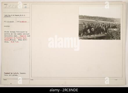 Image montrant le lieutenant R.W. Sears de la S.R.C. arrivant avec le premier groupe de prisonniers allemands au camp de détention nouvellement établi à Rampont et Souhesmes la petite, Meuse, France. L'événement a eu lieu le 26 septembre 1918, à 19 h 5:30, et a été documenté par le photographe numéro 24740. L'image a été approuvée par le censeur de l'A.E.F. Banque D'Images