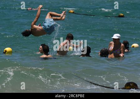 (230713) -- JÉRUSALEM, 13 juillet 2023 (Xinhua) -- les gens se rafraîchissent dans la mer près d'une plage à tel Aviv, Israël, 12 juillet 2023. (JINI via Xinhua) Banque D'Images