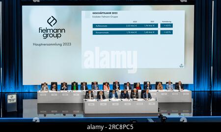 Hambourg, Allemagne. 13 juillet 2023. Vue sur le podium de l'Assemblée générale annuelle de Fielmann AG. L’inflation pousse les clients vers des fournisseurs comme Fielmann lorsqu’ils achètent des lunettes. En fin de compte, les ventes au premier semestre ont augmenté de 13% pour atteindre environ 966 millions d'euros. (À dpa 'l'inflation pousse les clients à Fielmann - augmentation de 13 pour cent des ventes') crédit : Markus Scholz/dpa/Alamy Live News Banque D'Images
