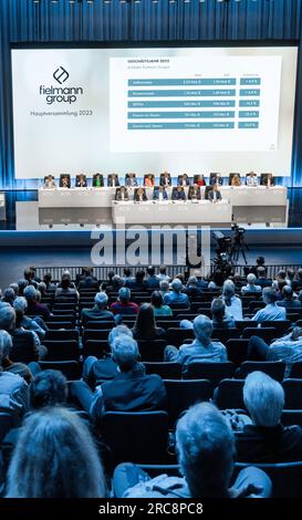 Hambourg, Allemagne. 13 juillet 2023. Vue sur le podium de l'Assemblée générale annuelle de Fielmann AG. L’inflation pousse les clients vers des fournisseurs comme Fielmann lorsqu’ils achètent des lunettes. En fin de compte, les ventes au premier semestre ont augmenté de 13% pour atteindre environ 966 millions d'euros. (À dpa 'l'inflation pousse les clients à Fielmann - augmentation de 13 pour cent des ventes') crédit : Markus Scholz/dpa/Alamy Live News Banque D'Images