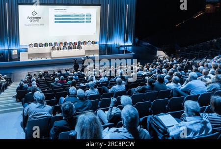 Hambourg, Allemagne. 13 juillet 2023. Vue sur le podium de l'Assemblée générale annuelle de Fielmann AG. L’inflation pousse les clients vers des fournisseurs comme Fielmann lorsqu’ils achètent des lunettes. En fin de compte, les ventes au premier semestre ont augmenté de 13% pour atteindre environ 966 millions d'euros. (À dpa 'l'inflation pousse les clients à Fielmann - augmentation de 13 pour cent des ventes') crédit : Markus Scholz/dpa/Alamy Live News Banque D'Images