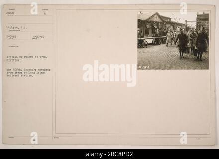 Les troupes de la 77e division, plus précisément le 306e régiment d'infanterie, marchent d'un ferry à la gare de long Island Railroad. Cette photographie a été prise le 7 mai 1919 par le lieutenant Lyon. L'image fait partie d'une plus grande collection documentant les activités militaires américaines pendant la première Guerre mondiale. Banque D'Images