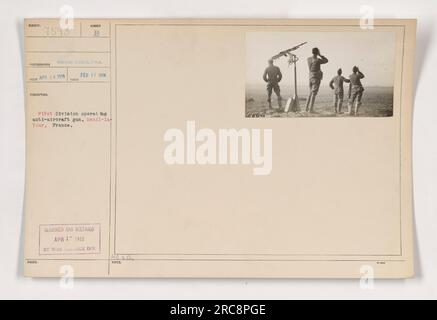 Image montrant des soldats de la première Division utilisant un canon antiaérien à Menil-la-Tour, en France, pendant la première Guerre mondiale. La photo a été prise le 17 février 1918 et a été diffusée pour la vue publique par la Division du Collège de guerre le 1 avril 1913. Banque D'Images