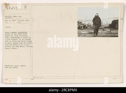 T.R. Pvt Shaw, S.C., a pris cette photographie le 2 décembre 1918. L'image montre le soldat Elmer Linnert, un conducteur de moto du 319th Field signal Battalion, participant aux efforts de lutte contre les incendies. Il aurait jeté le premier seau d'eau et poursuivi la tâche jusqu'à la fin La photographie a été prise au quartier général de la 1e armée à Souilly, Meuse, France. Il a été étiqueté et adopté par le censeur de l'A.E.F. bien que la date de cette action n'ait pas été précisée. Ces détails sont notés dans les métadonnées de l'image. Banque D'Images