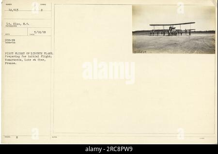 Le lieutenant Kloo du 8th Cavalry est vu sur cette photographie prise par le photographe Reed le 18 mai 1918. L'image capture le premier vol de l'avion Liberty, avec des préparatifs en cours à Romorantin, Loir et cher, France. Cette photographie porte le symbole « H » et est cataloguée sous le numéro 12,513. Banque D'Images