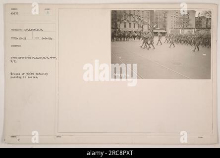 Les troupes du 306th Infantry passent en revue lors de la parade de la 77th Division à New York. La photographie a été prise par le lieutenant Lyon le 12 mai 1919. Cette image est étiquetée comme sujet 49876 dans la collection et répertoriée sous la note C (pour révision). Banque D'Images