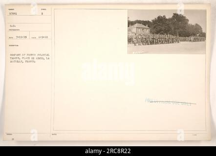 Un groupe de troupes coloniales françaises est vu stationné à la place de armes à la Rochelle, en France pendant la première Guerre mondiale. Cette image, numérotée 57251, a été prise le 9 juin 1918 par un photographe non identifié. Les soldats peuvent être vus en formation, prêts pour le service. Banque D'Images