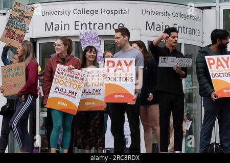 Londres, Royaume-Uni. 13 juillet 2023. Les médecins juniors du National Health Service (NHS) en grève se rassemblent devant l'University College Hospital pour réclamer de meilleurs salaires et de meilleures conditions alors qu'ils commencent le plus long arrêt de travail de l'histoire du NHS. Crédit : Ron Fassbender/Alamy Live News Banque D'Images