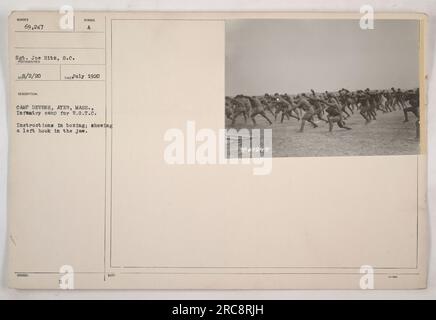 Les soldats du Camp Devens, Ayer, Massachusetts, reçoivent des instructions de boxe pour le corps de formation des officiers de réserve (R.O.T.C.). Un soldat montre un crochet gauche à la mâchoire pendant la séance d'entraînement. Cette photographie a été prise en juillet 1920 par le sergent Joe Hits. Banque D'Images