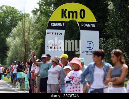 Roanne, France. 13 juillet 2023. L'illustration montre le KIlomètre zéro KM 0 de l'étape 12 du Tour de France, de Roanne à Belleville-en-Beaujolais (168, 8 km), France, jeudi 13 juillet 2023. Le Tour de France de cette année aura lieu du 01 au 23 juillet 2023. BELGA PHOTO DAVID PINTENS crédit : Belga News Agency/Alamy Live News Banque D'Images