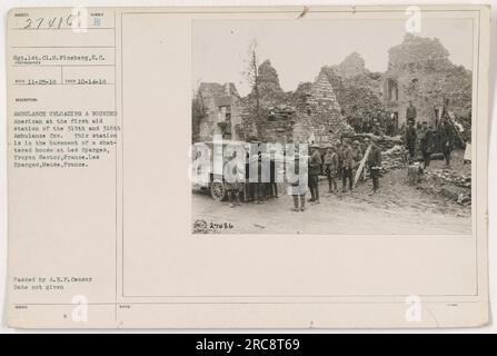 Un soldat américain déchargé d'une ambulance au poste de premiers secours des 315e et 316e compagnies d'ambulance. La station est située dans le sous-sol d'une maison endommagée à les Eparges, secteur de Troyon, France. Cette photographie a été prise par le sergent de 1e classe M. Fineberg le 14 octobre 1918. » Banque D'Images