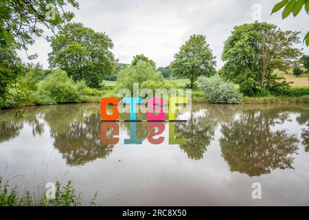 GTSF, porte du festival de musique Southwell Festival en grandes lettres placées dans un lac. Banque D'Images