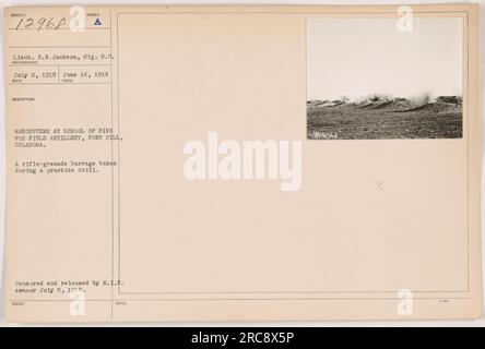 Lieutenant E.N. Jackson, signal R.C., a capturé une photographie représentant un barrage de grenades à fusil au cours d'un exercice à l'école de feu pour l'artillerie de campagne à fort Sill, Oklahoma. L'image a été prise le 14 juin 1918 et reçue le 2 juillet 1918. Il a été censuré et publié par le censeur du M.I.B. le 5 juillet 1918. Banque D'Images