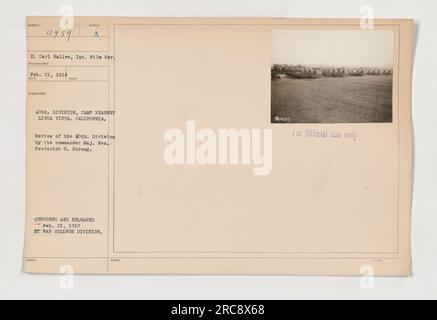 Cette photographie capture une revue de la 40e division par son commandant, le major-général Frederick S. Strong, au camp Kearney à Linda Vista, en Californie. Elle a été prise par le photographe E. Carl Wallen le 21 février 1918. L'image a été censurée et publiée par la War College Division pour un usage officiel seulement. Banque D'Images