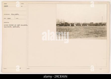 Soldats chargeant des camions à moteur avec des fournitures au camp Holabird, Baltimore, Maryland, en 1918. Banque D'Images