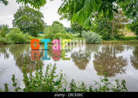 GTSF, porte du festival de musique Southwell Festival en grandes lettres placées dans un lac. Banque D'Images