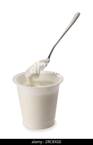 Yaourt blanc dans un bocal en plastique avec cuillère à café prenant du yaourt isolé sur blanc avec chemin de détourage Banque D'Images