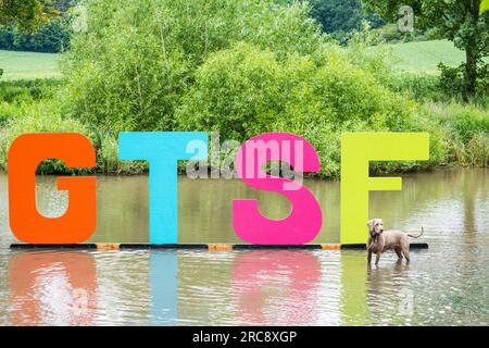 GTSF, porte du festival de musique Southwell Festival en grandes lettres placé dans un lac et avec chien Weimaraner animal de compagnie. Banque D'Images