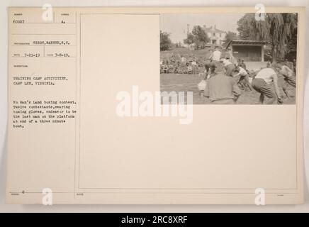 Légende : Concours de boxe No Man's Land, activités du camp d'entraînement au Camp Lee, Virginie pendant la première Guerre mondiale. Douze concurrents portant des gants de boxe s'affrontent pour être le dernier homme debout sur la plate-forme après un combat de trois minutes. Photo prise le 8 juillet 1919 par le sergent Warner. Source : photographies des activités militaires américaines pendant la première Guerre mondiale, numéro 60907, reçues le 21 juillet 1919.' Banque D'Images