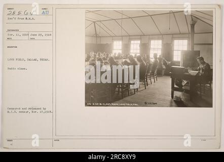 Soldats participant à un cours de radio à Love Field à Dallas, Texas pendant la première Guerre mondiale La photo a été prise le 29 juin 1918 et a été censurée et publiée par le censeur du M.I.D. le 15 novembre 1918. Banque D'Images