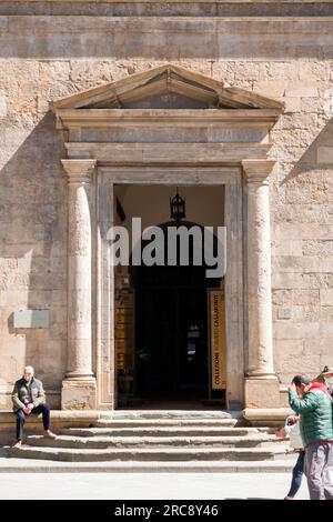 Sienne, Italie - APR 7, 2022: La Piazza Salimbeni est une place importante dans le centre de Sienne, région de Toscane, Italie. La place abrite plusieurs repères Banque D'Images